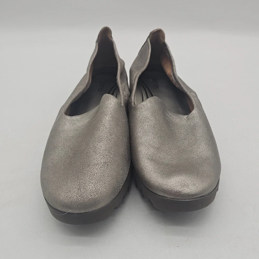 New without box Aetrex brushed silver size 7 comfort flat loafer shoes